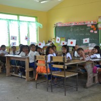 ネグロス東州、ホマイホマイ村の子供たちは 新しい教室で勉強を始めています。【２３１号】
