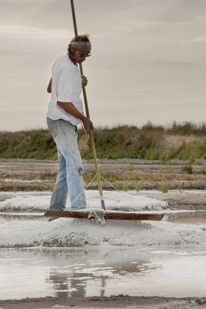 塩田で仕事をする塩職人グレゴリー・ピタール氏　©Pascal FRANCOIS