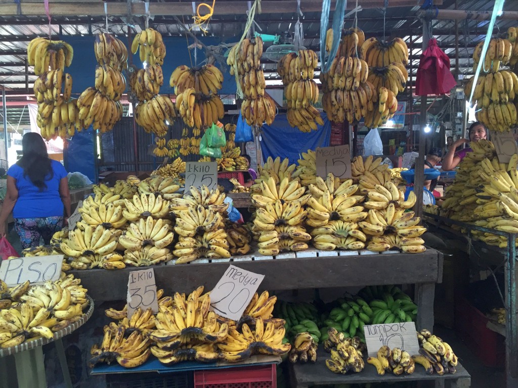 フィリピンの市場のバナナ屋さん
