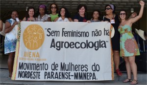 横断幕：「フェミニズムなしにアグロエコロジーはありえない」第3回全国アグロエコロジー大会（ブラジル・バイア州ジュアゼイロ）パラ州北東部女性運動 2014年5月16日（撮影 Cintia Barenho氏）https://flic.kr/p/nP7vzF