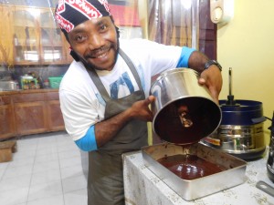 カカオキタのスタッフは、キッチンでチョコレートを手作りしてみました。