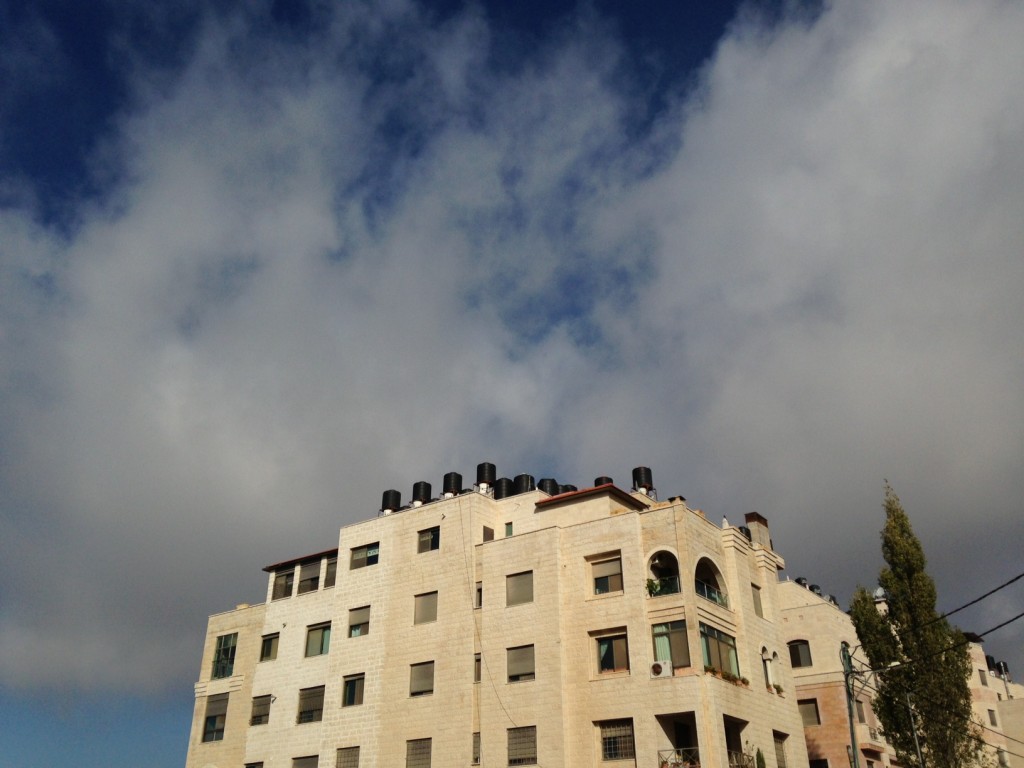 パレスチナ側の住居。屋上には水タンクが設置されている