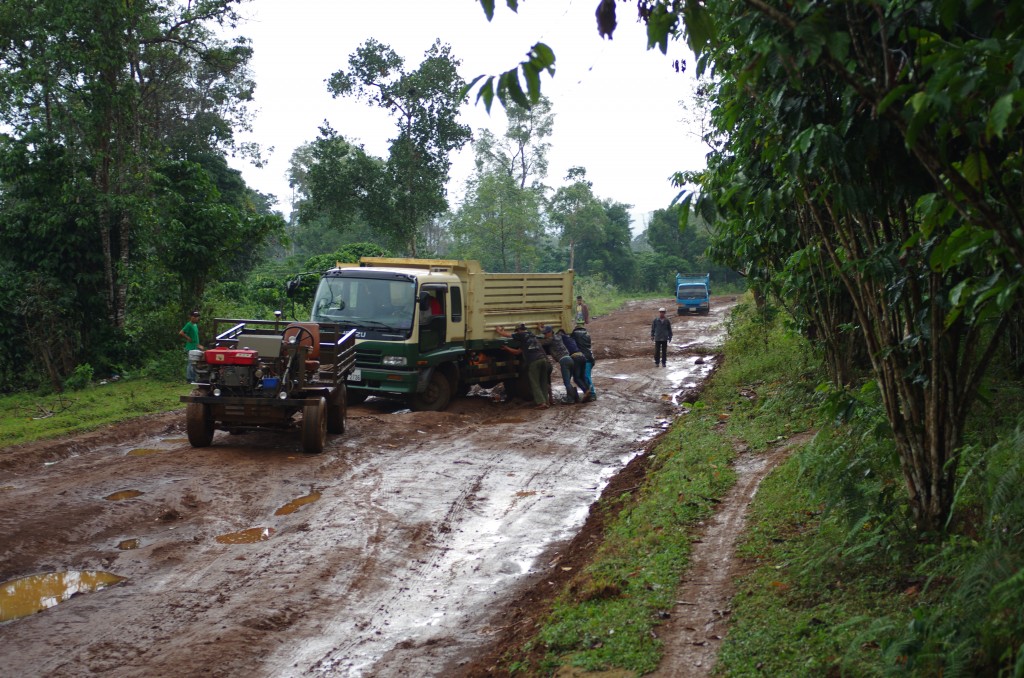 ラオスでも雨季には運搬が大変です。